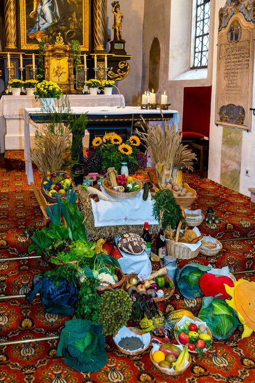 Image: _JA 24247 Erntedank in Hohenried, Erntedankaltar.jpg